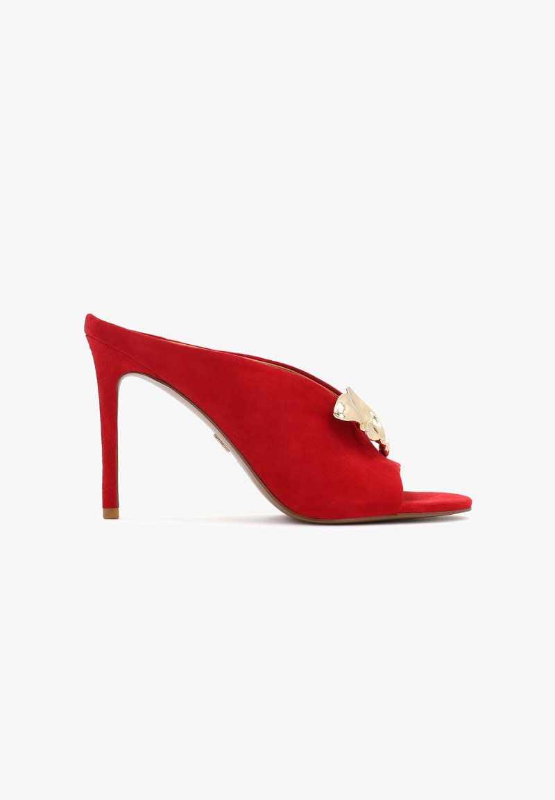 Mules ouvertes en daim rouge avec un talon haut en épingle et un accent décoratif doré sur le devant. Texture lisse, design élégant.