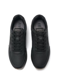 Zapatillas negras con parte superior de cuero liso, diseño de puntera redonda, cierre de cordones en la parte delantera, plantilla acolchada y suela de goma. Presenta perforaciones sutiles.