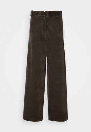 Pantaloni a gamba larga in velluto a coste marrone scuro con una cintura con fibbia circolare dorata; texture morbida, taglio dritto e senza tasche visibili.