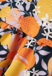 Blütenstoff mit orangefarbenen, gelben und lila Mustern. Weiche Textur und gerafftes Designdetail mit Creme- und Marineblau-Akzenten.