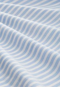 Tissu bleu clair avec des fines rayures blanches horizontales uniformément espacées formant de légers plis.