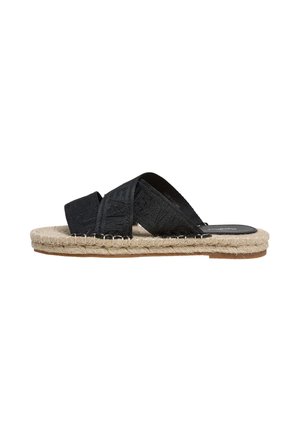 Sandale mule noire en espadrille avec des brides croisées en tissu et une semelle enveloppée de jute sur fond blanc.
