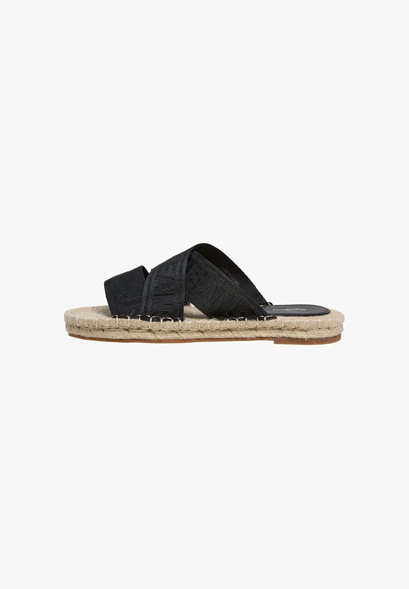 Schwarze Espadrille-Pantoffel mit gekreuzten Stoffriemen und juteumwickelter Sohle vor weißem Hintergrund.