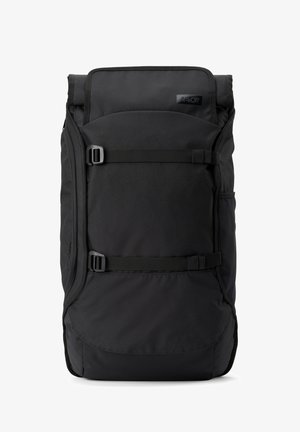 Schwarzer Rolltop-Rucksack mit verstellbaren Frontgurten, aus strapazierfähigem Stoff, mit einer glatten Textur und einer Seitentasche für Stauraum.