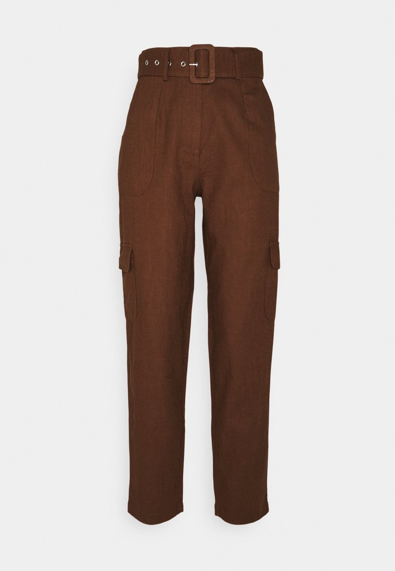 Pantalons cargo en lin marron avec une taille haute, dotés d'une ceinture, de poches latérales et de poches à rabat sur les jambes. Texture lisse et coupe ajustée.