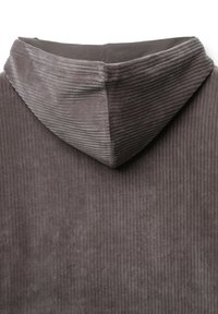 Felpa con cappuccio in velluto a coste grigio, caratterizzata da una texture a coste, con cappuccio grigio scuro e corpo liscio. Senza accessori o dettagli visibili.