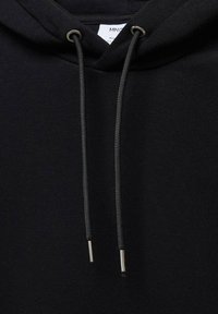 Sweat-shirt à capuche noir avec cordon de serrage aux embouts argentés, texture lisse et design simple et minimaliste.