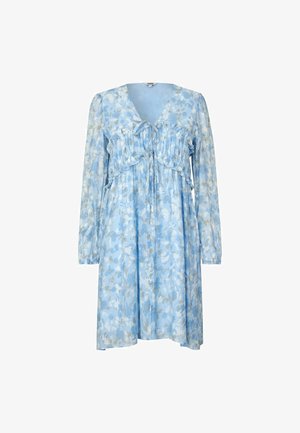 Jasnoniebieska sukienka w kwiaty z długimi rękawami, dekoltem w serek i marszczoną górą. Charakteryzuje się luźnym krojem i delikatnymi falbanami.