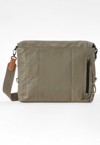 Borsa a tracolla verde oliva con texture liscia. Presenta una singola tracolla regolabile, tasca frontale con cerniera e dettagli sottili di cucitura.