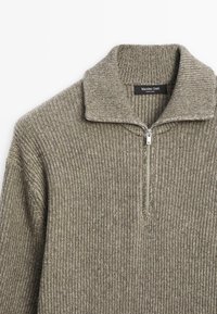 Světle šedý, ribovaný pletený svetr s límcem na půl zip a štítkem s nápisem "Massimo Dutti." Má strukturovanou, měkkou látku.