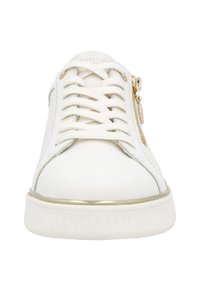 Weiße Sneaker mit Schnürsenkeln, ausgestattet mit einem seitlichen Reißverschluss, goldenen Akzenten, texturiertem Material und einer abgerundeten Spitze. Gummisohle mit gerippten Rändern.