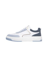 Sneaker bianco e blu con tomaia in pelle e camoscio, chiusura con lacci, accento dorato e suola in gomma spessa. Progettato con punta arrotondata.