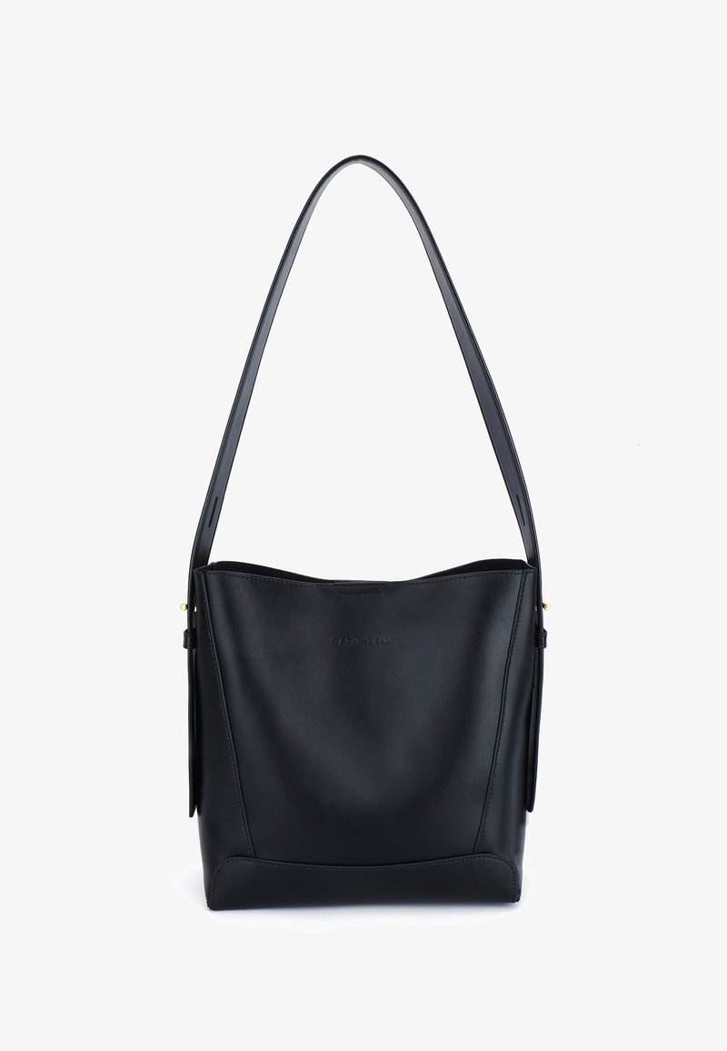 Sac à épaule en cuir noir avec un dessus arrondi, texture lisse, une poignée courte et un logo discret à l'avant. Base arrondie avec des accents sur les côtés.