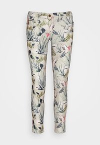 Pantalons beiges slim-fit avec imprimé d'oiseaux-mouches roses et noirs et de plantes, fermeture éclair à l'avant et poches multiples.