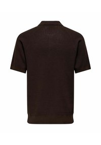 Brązowa koszulka polo z krótkim rękawem o teksturowanym wzorze dzianiny, z płaskim kołnierzem i prążkowanym dołem. Tył charakteryzuje się czystymi liniami i minimalistycznymi detalami.