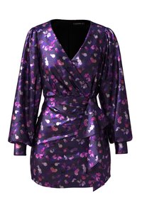 Abito a tubino viola con motivo floreale in rosa e bianco. Maniche lunghe, scollatura a V profonda e dettagli arricciati in vita e sull'orlo.