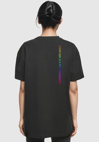 Merchcode HOPE RAINBOW OVERSIZED BOYFRIEND TEE - T-shirts med print - black