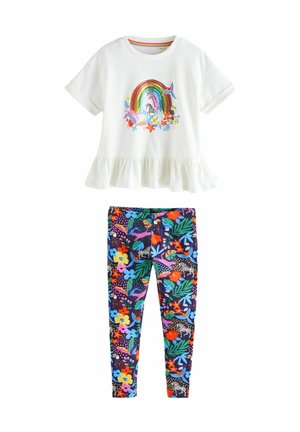 Fehér pamut, rövid ujjú felső szivárvány és trópusi hímzés mintával; fekete leggings színes virág- és állatmintákkal.