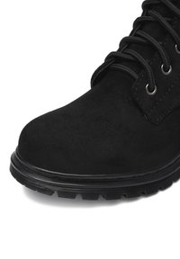 Cizmă ankle din suede negru cu finisaj texturat, design cu șireturi, ochiuri metalice și talpă din cauciuc cu profil pronunțat pentru tracțiune.