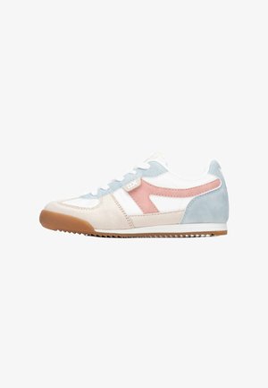 Zapatilla deportiva de cuero blanco y ante azul pastel, con un detalle de ante rosa, cordones blancos y una suela de goma color caramelo con agarre texturizado.
