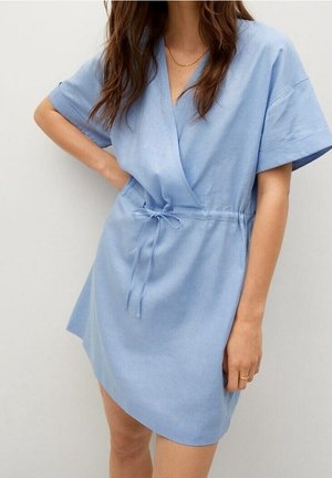 Vestido cruzado azul claro con mangas cortas, lazo ajustable en la cintura y textura de tela suave. Diseño simple y casual sin estampados.