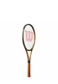 Wilson tennissracket med en svart och guldram, vit strängmönster, röd logotyp och ett orange strukturerat grepp.
