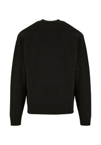 Svart stickad tröja med rundad halsringning, ribbade ärmslut och fåll. Enkelt design utan synliga mönster eller metalldetaljer.