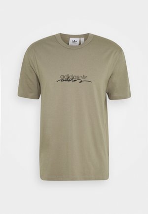 Lichtolijfgroene Adidas T-shirt met ronde hals, korte mouwen en zwart Adidas-logo en handtekening gedrukt op de borst.