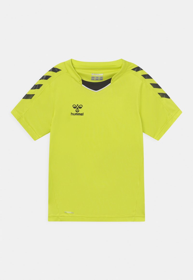 Tricou sportiv galben aprins, cu mânecă scurtă, design în formă de V, logo Hummel negru și dungi în formă de aripă negre pe umeri. Material ușor.