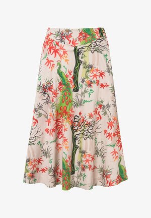 Rozšířená sukně z světle růžové látky s výrazným potiskem pávů a květin v zelené a červené barvě s černými obrysy. Sukně má střední délku.