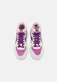 Sneaker alte bianche e viola con una parte superiore testurizzata, dettagli rosa e lacci viola. Presentano una scatola per le dita perforata e un logo sulla linguetta.