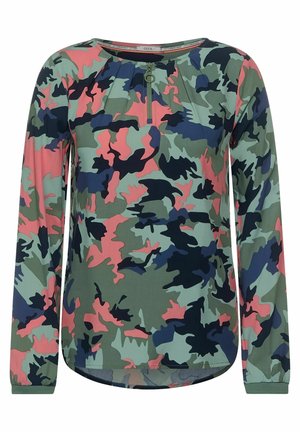 Langarm-Damenhemd mit rosa, marineblauem und grünem Camouflage-Muster und kurzem Frontreißverschluss unter dem runden Ausschnitt.
