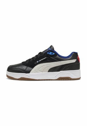 Czarny niski sneaker z białym paskiem Puma, niebieską wyściółką, brązową podeszwą i logo BMW Motorsport po boku.