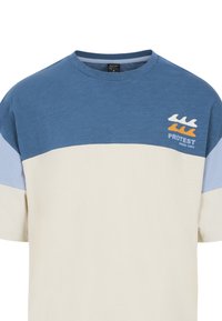 T-shirt s blokovima boja u plavoj, krem i svijetloplavoj boji. Pamuk, kratki rukavi i okrugli izrez. Sadrži logo na prsima.