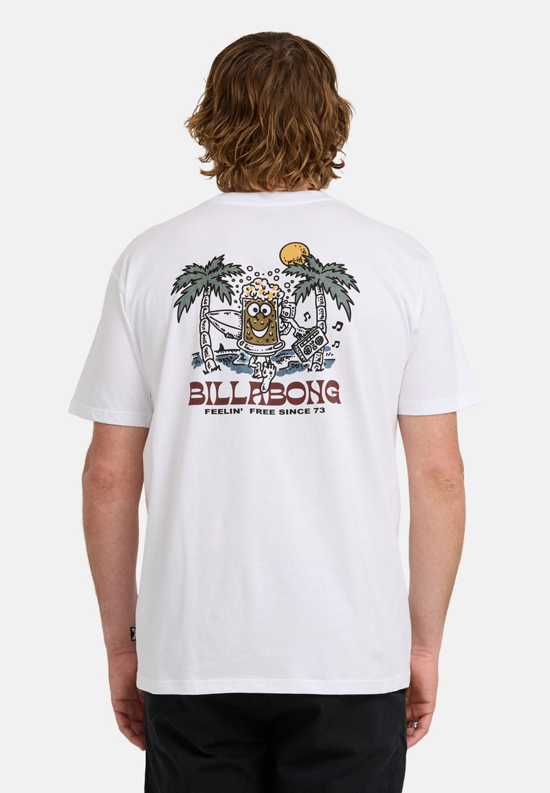 Person trägt ein weißes T-Shirt mit einem Comic-Bierglas, Palmen, Sonne und dem Text "Billabong Feelin' Free Since 73" auf dem Rücken.