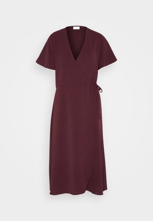Robe portefeuille bordeaux à manches courtes, décolleté en V, ceinture à la taille cintrée et jupe fluide, confectionnée en tissu texturé léger.