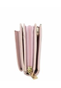 Roze compacte portemonnee met een soepele leren afwerking, meerdere kaartsleuven en een ritsvak. Voorzien van gouden hardware en afgeronde hoeken.
