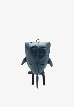 Mehak, oblazinjen nahrbtnik v obliki modre morske pse s plavutmi, repom in črnimi nastavljivimi trakovi na belem ozadju.