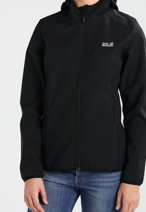 Giacca softshell nera con cappuccio, zip frontale, due tasche laterali e logo sul lato sinistro del petto. Tessuto morbido, leggermente textured.