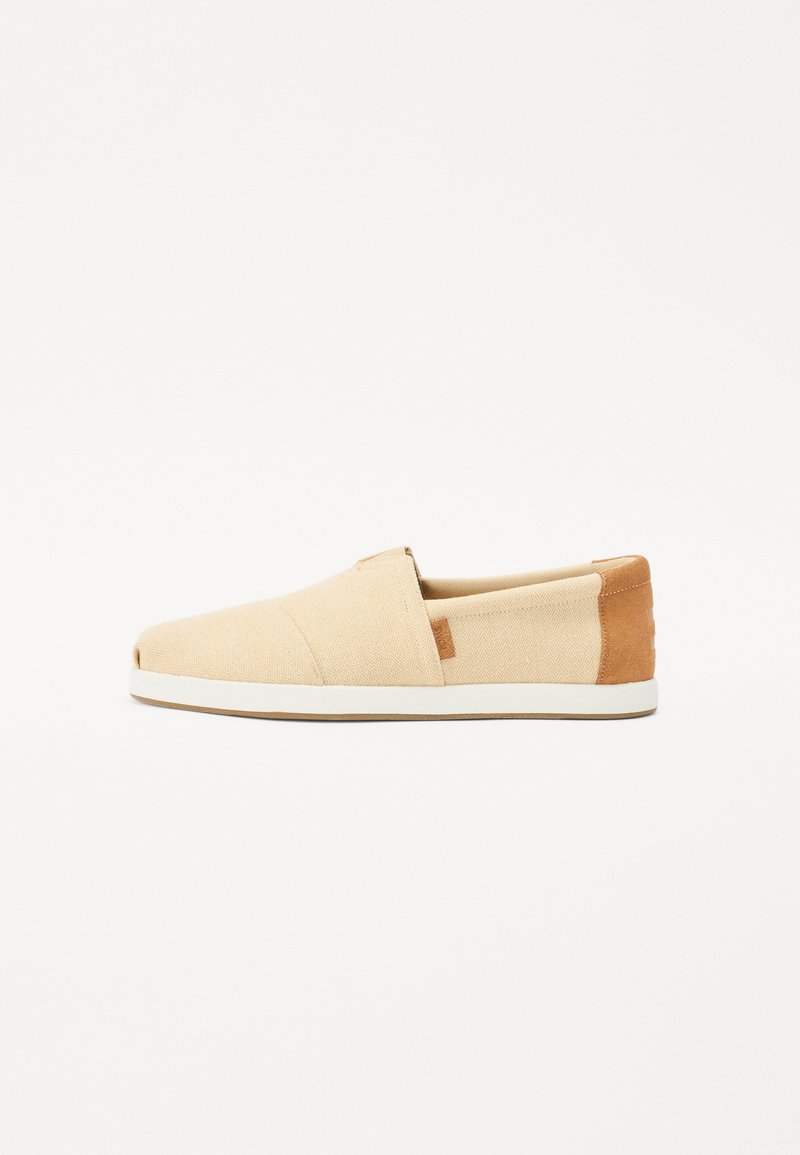 Bež platnene slip-on cipele s teksturiranim finišom, sa okruglim vrhom i smeškim suede detaljima na peti. Bijela gumena potplat.