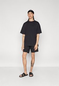 GAP ESSENTIAL SHORT - Shorts - true black