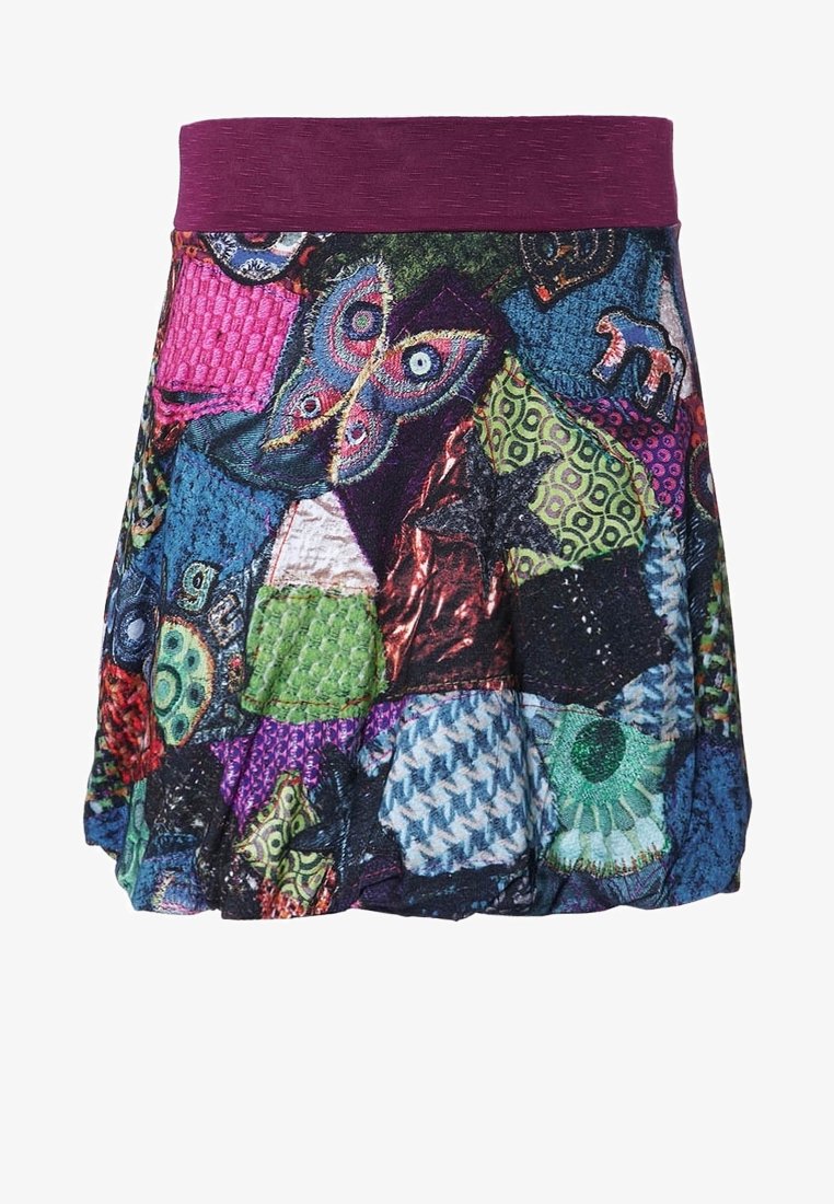 Jupe avec une large ceinture rose foncé et un motif patchwork coloré comprenant des papillons, des animaux et divers motifs géométriques.