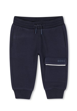 Donkerblauwe kinder joggingbroek met elastische tailleband, trekkoord, zijzakken en een klepzak op het rechterbeen met het woord "BOSS."