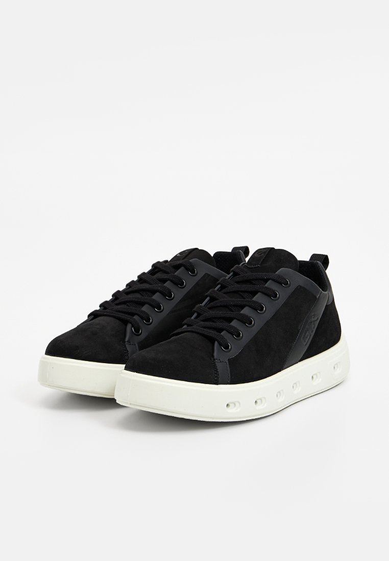 Schwarze Wildledersneaker mit einer weißen Gummisohle, Schnürdesign und seitlichen Akzenten mit einem geometrischen Muster.