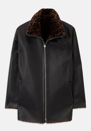 Veste en cuir noir avec fermeture éclair à l'avant et col et doublure en fausse fourrure léopard marron, présentée à plat sur fond blanc.