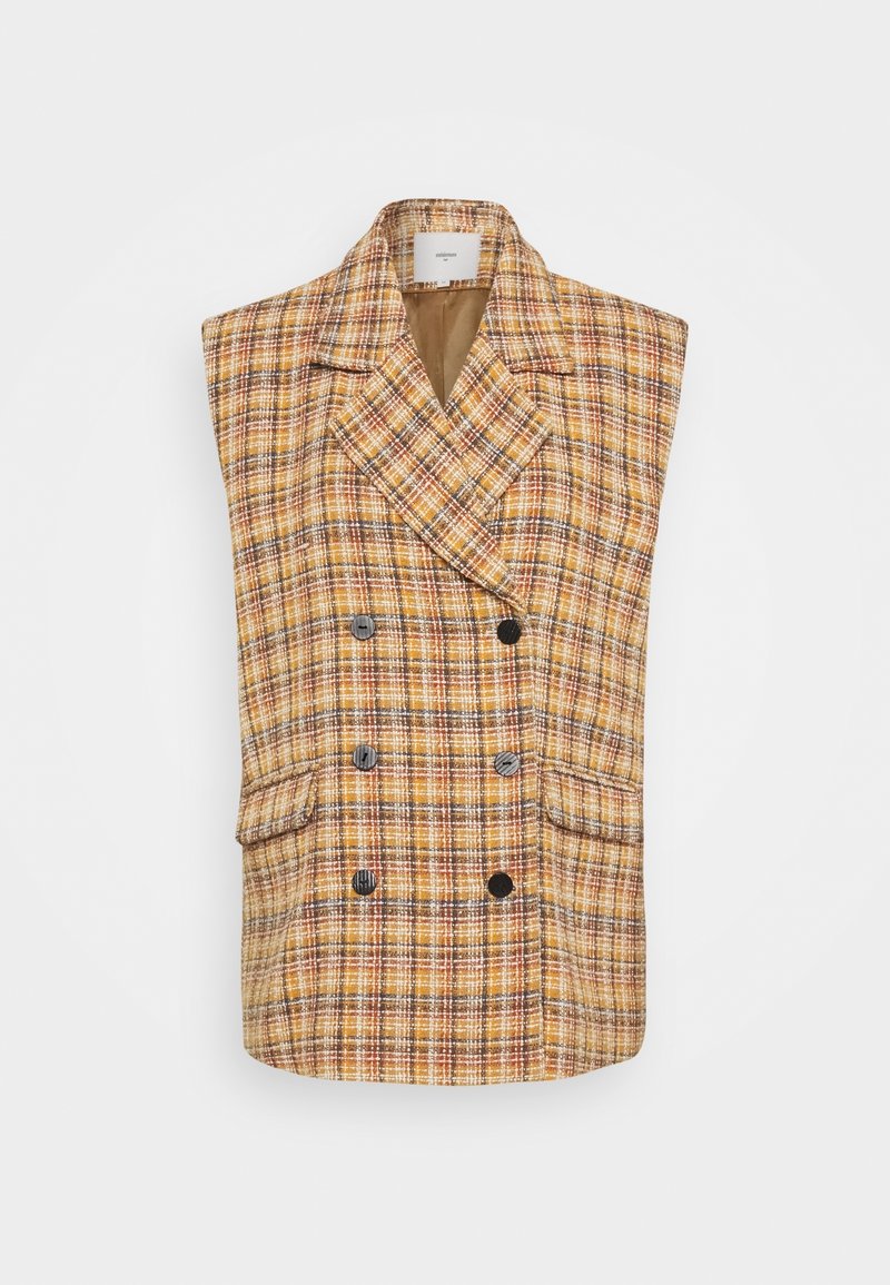 Gilet à carreaux sans manches, à double boutonnage, avec larges revers, poches avant, et motif à carreaux jaune, orange, marron et blanc.