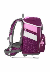 Lila und rosa Rucksack mit geometrischem Muster, gepolsterten Schultergurten, mehreren Fächern, grauen Akzenten und dekorativen Reißverschlussanhängern.
