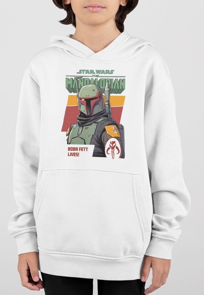 Vit hoodie med Boba Fett-grafik från "The Mandalorian", med gröna och röda detaljer, textilstruktur och en framsida med ficka.