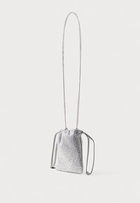 Silberne Handtasche mit strukturierten Oberflächen, ausgestattet mit einem Metallkettenriemen und zwei schlanken Seitengriffen, in rechteckiger Form gestaltet.