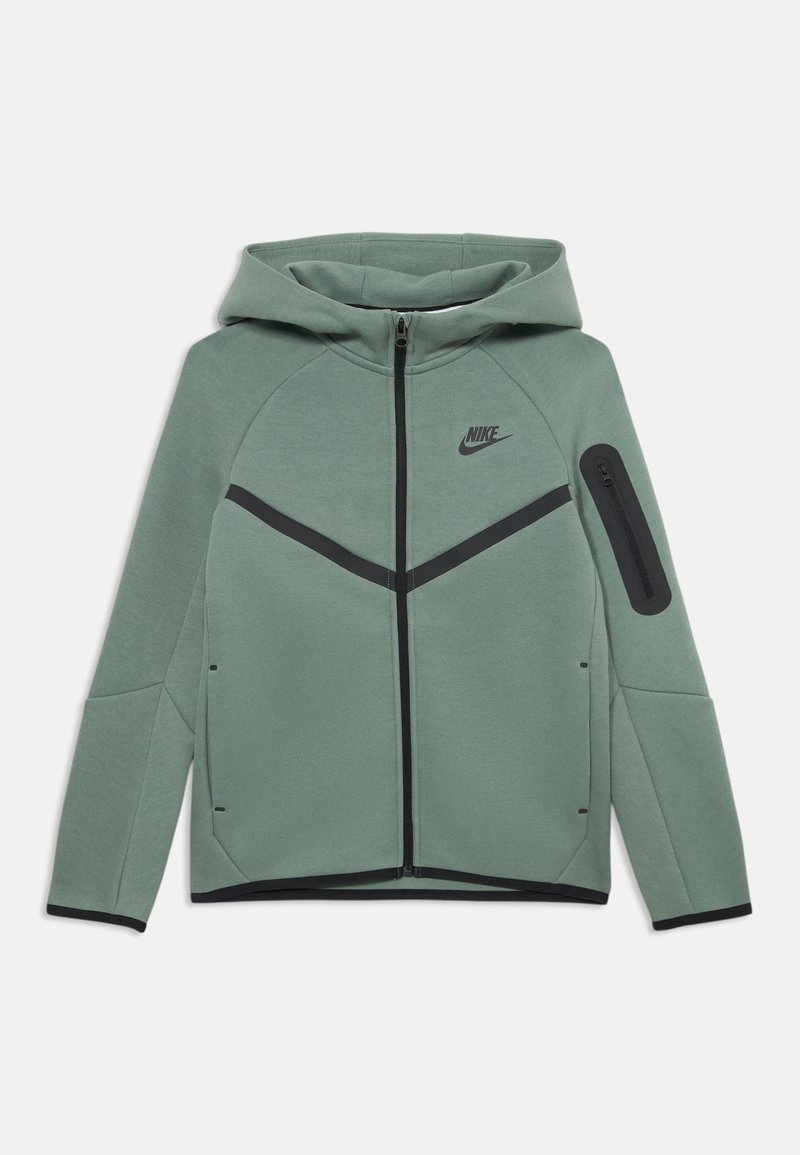 Moleton verde com fecho da Nike, com risca diagonal preta, bolso com fecho na manga esquerda e logótipo da Nike no peito, exibido de forma plana sobre fundo branco.